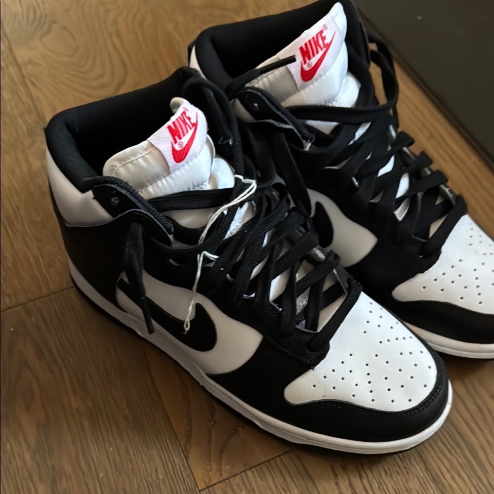 Nike Dunk Women’s Black/white - NEVER WORN